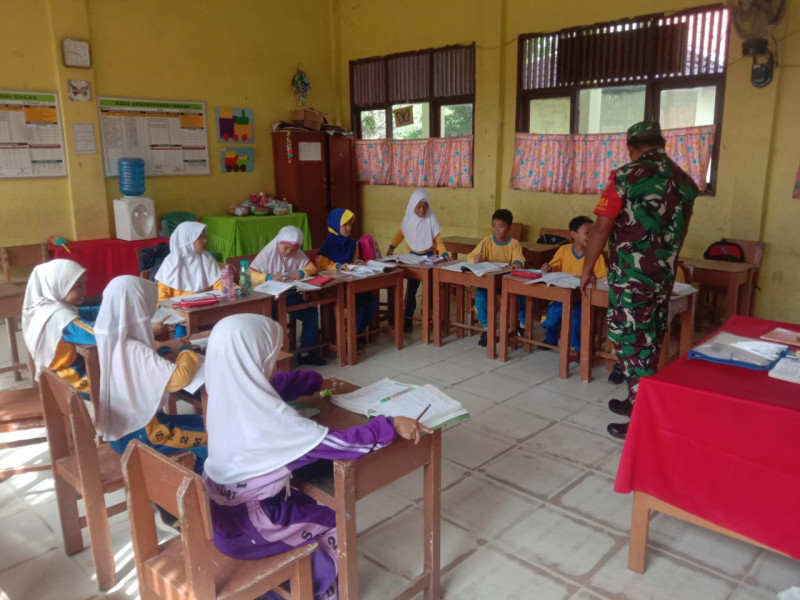 Babinsa Kopda Nasution Berikan Komsos Kepada SDN Tasik Serai, Talang Muandau, Bengkalis