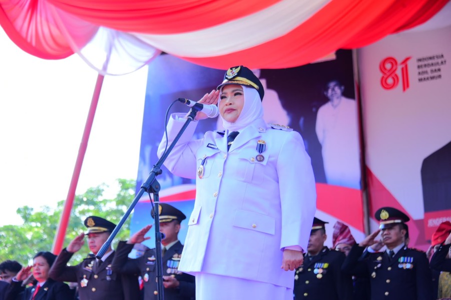 Khidmat, Bupati Kasmarni Pimpin Upacara Peringatan Detik-Detik Proklamasi Kemerdekaan RI Ke-81.