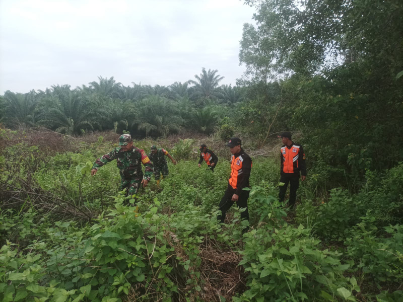 Upaya Cegah Karhutla, Babinsa Peltu Sigit dan Serka Fauzi, di Jalan Stadion Kelurahan Air Jamban