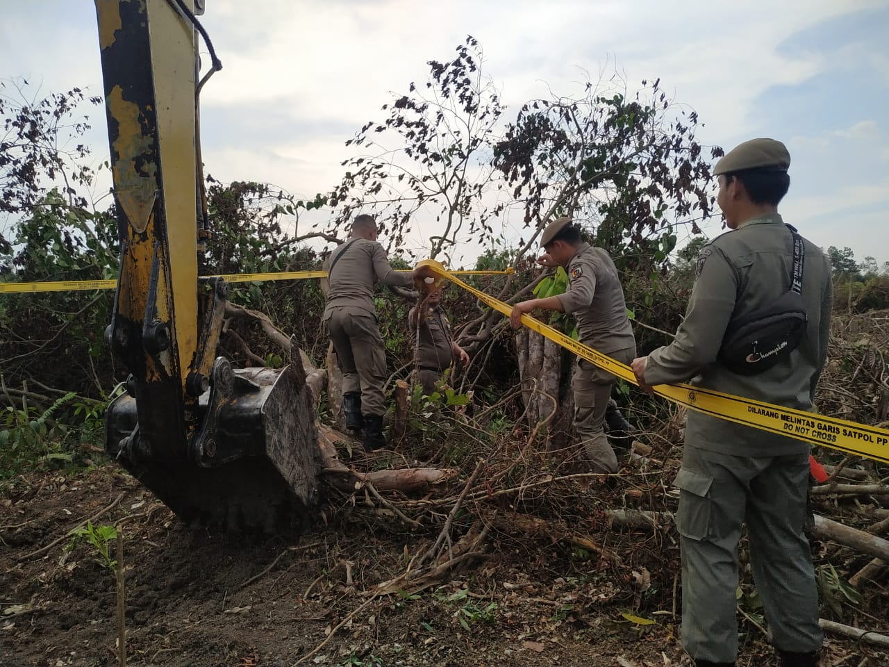Satpol PP Pekanbaru Amankan Saru Unit Ekskavator di Lahan KIT