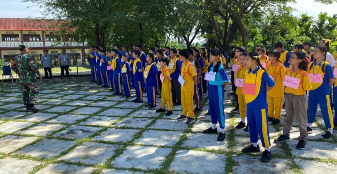 Babinsa Serka Fauzi Latih PBB Kepada Siswa dan Penyuluhan Pancasila di Kelurahan Air Jamban