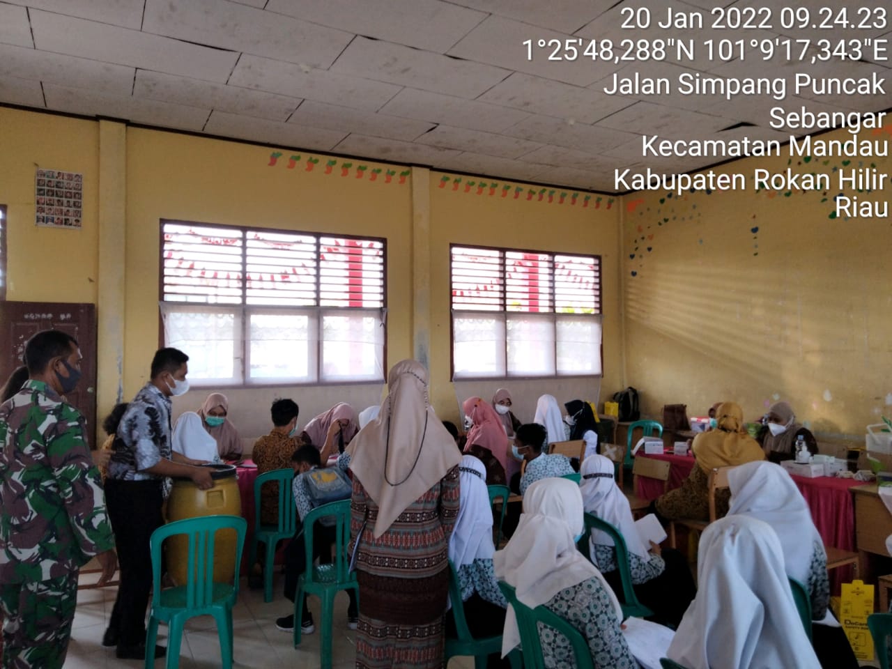 Babinsa Serma Sutrisno Tinjau Pelaksanaan Vaksinasi di SMP 8 Simpang Puncak