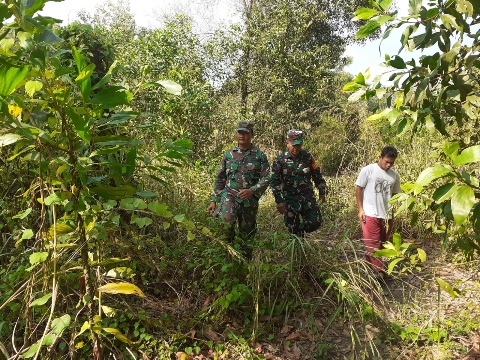 Patroli Rutin Cegah Karhutla, Babinsa Serma Yulihar dan Sertu Agung Saputro Berpatroli di Kelurahan Batang Serosa