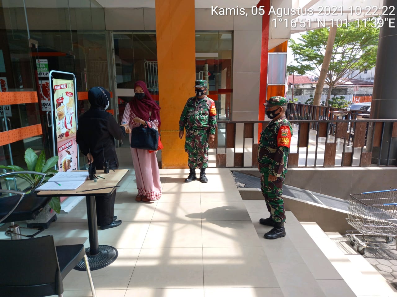 Serka Fauzi dan Serda P. Sinaga Laksanakan Himbauan Protkes di Mall Mandau City