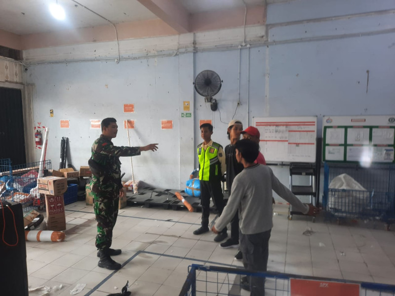 Babinsa Praka Alif Alfindo Berikan Komsos Pancasila Kepada Warga Kelurahan Air Jamban, Mandau