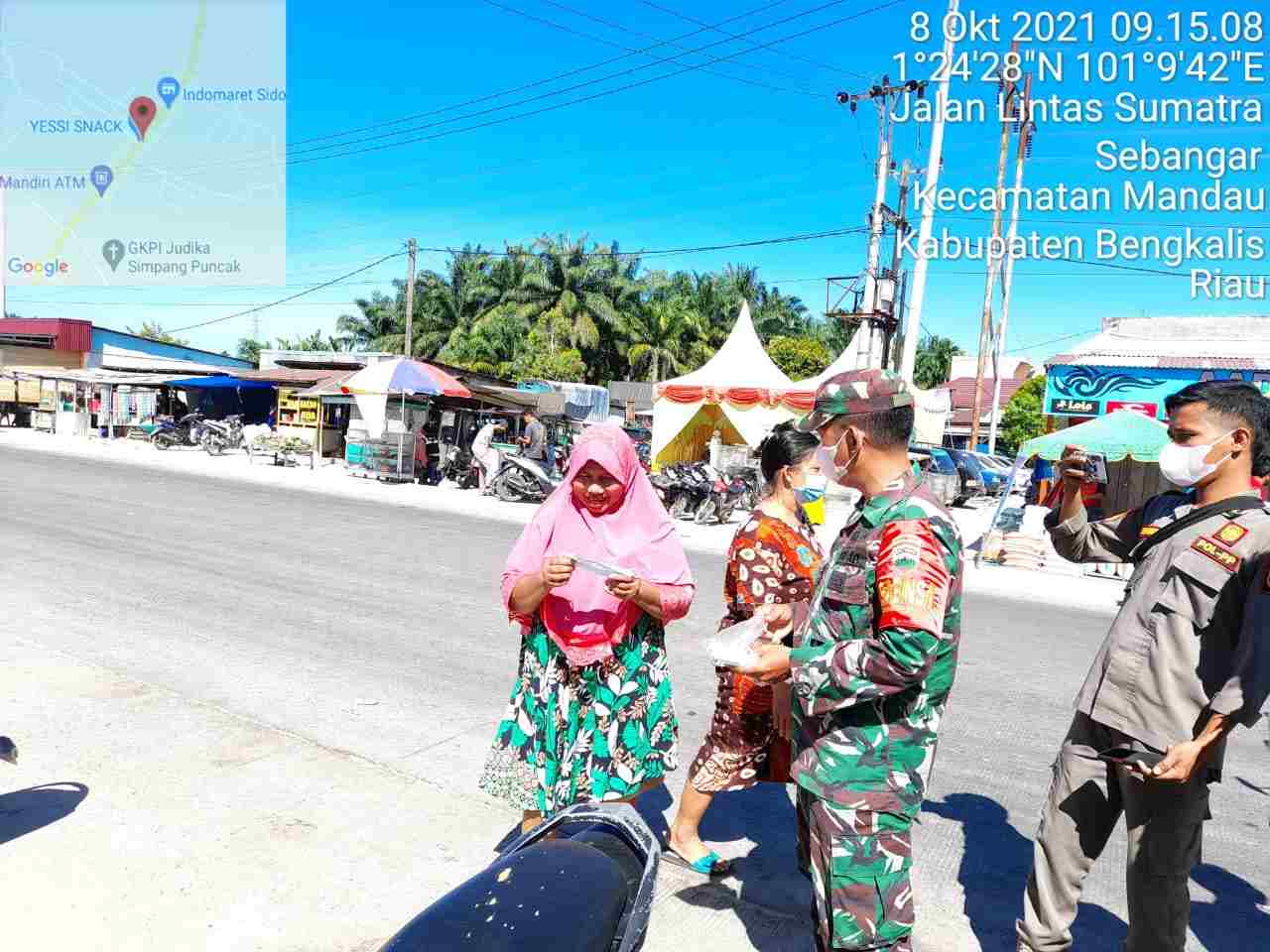 Himbau Protkes Kepada Pengunjung Pasar Sidomulyo Oleh Babinsa Sertu Alinaspi