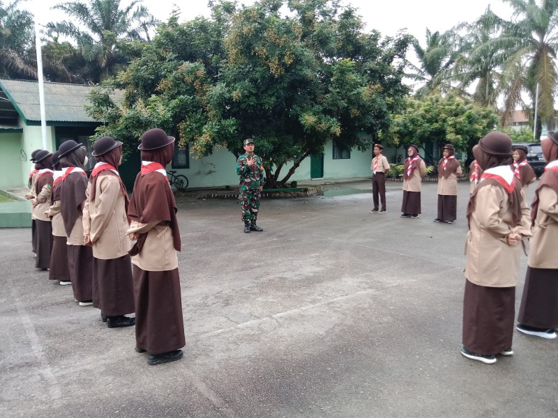 Babinsa Sertu Junaidi Latih PBB Kepada 21 Orang Siswa dan Siswi di Kampung Pancasila