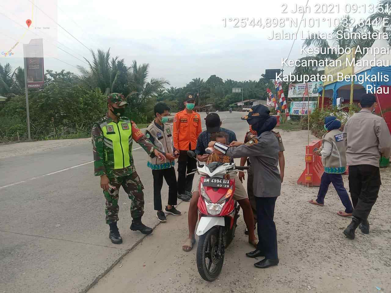 Babinsa 04/Mandau Serda S. Handoko, Jaga Pos Pengamanan Simpang Bangko, Batsol