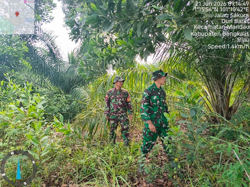 Babinsa Serka Robbi, Koptu Bambang Patroli Karhutla di Jalan Sakura, Kelurahan Duri Barat, Mandau