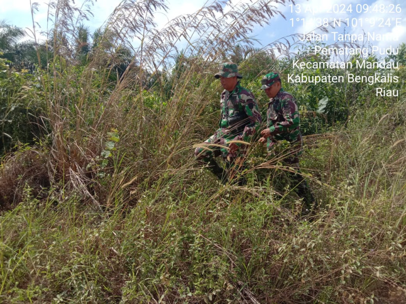 Cegah Karhutla, Babinsa Mandau Pelda Sutrisno dan Serda Z. Panjaitan di Jalan Tanpa Nama