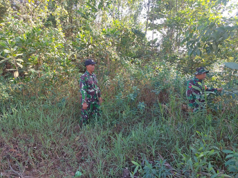 Terus Laksanakan Patroli, Babinsa Koramil 03/Mandau Serda D. Simanjuntak dan Koptu Ml. Silaban di RT 03 RW 09 Sebangar