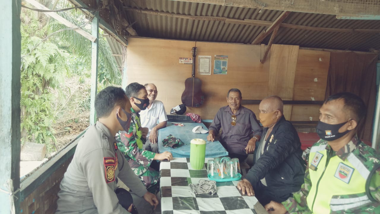 Serma Sutrisno Anggota Koramil 04/Mandau Sosialisasi Karhutla di Boncah Mahang