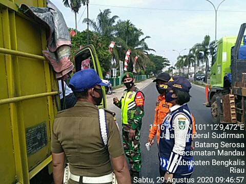 Gunakan Masker Saat Melintas di Simpang Pokok Jengkol