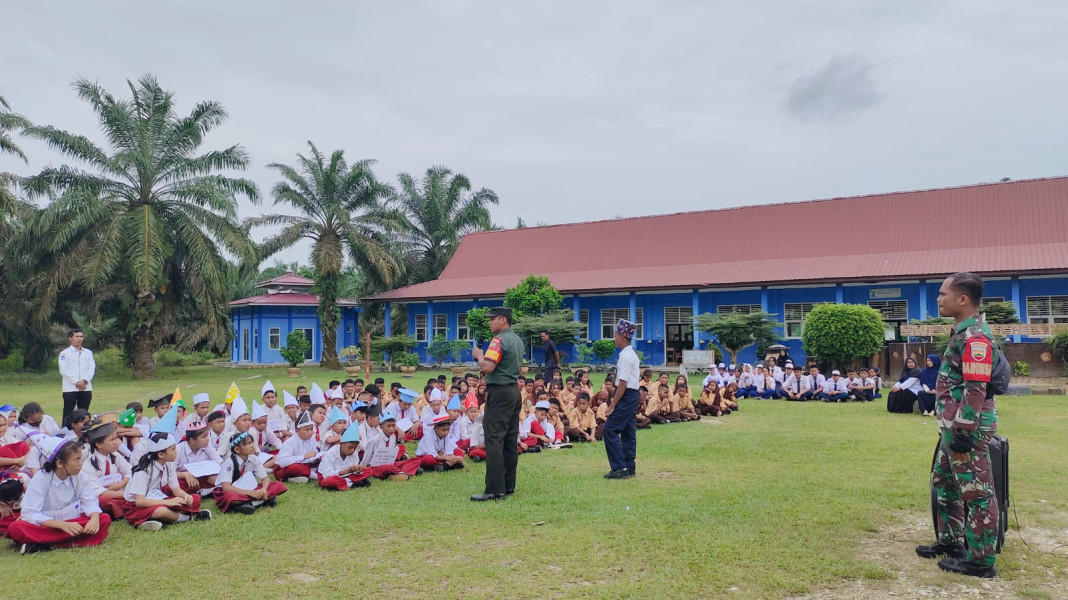 Babinsa Serda Awaluddin Berikan Komsos Pancasila Kepada Siswa SMPN 7 Kesumbo Ampai