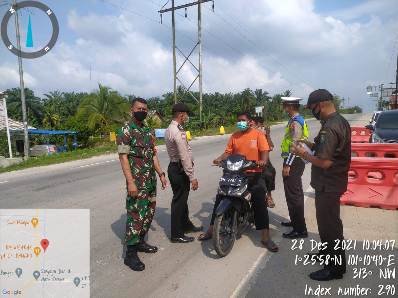 Babinsa Sertu S. Handoko Penjagaan di Pos PAM Nataru Simpang Bangko