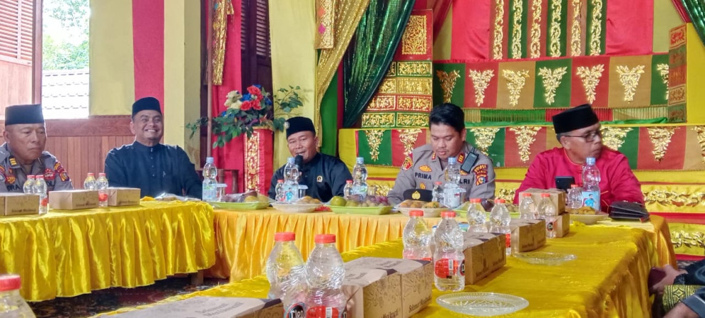 Silaturahmi Ke Gedung LAMR Mandau, AKP Primadona disambut Dengan Tanjak