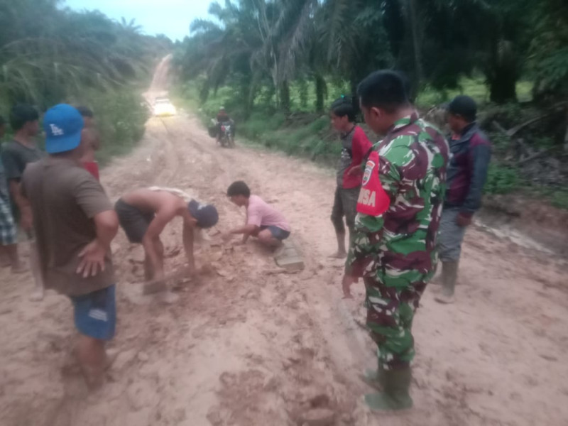Anggota Babinsa Mandau Kopda S. Nasution Laksanakan Goro Bermasa di Desa Tasik Serai, Talang Muandau