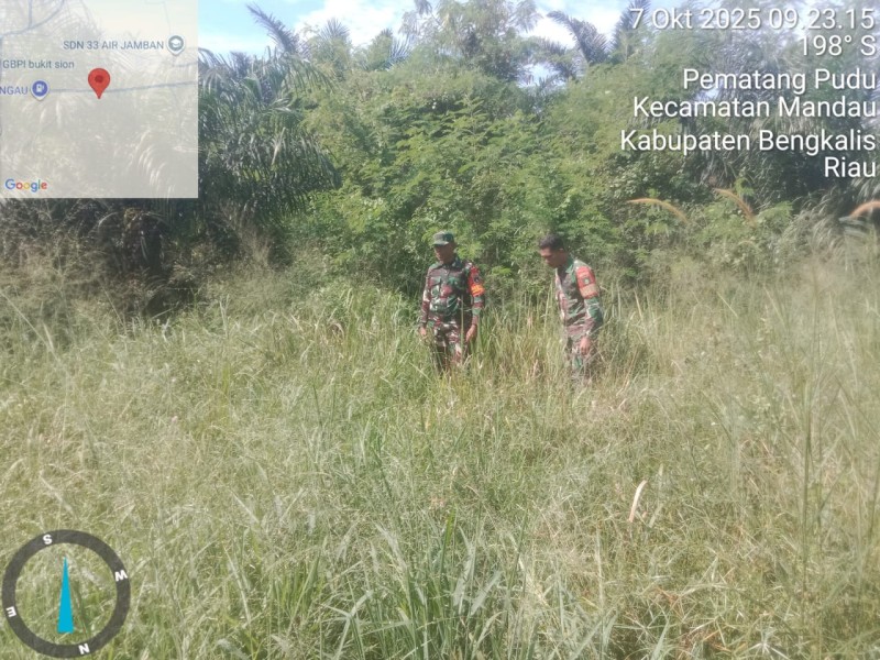 Babinsa Peltu Armen, Sertu Sutiman, Kopda Yusuf Patroli Karhutla di Kelurahan Pematang Pudu, Kecamatan Mandau