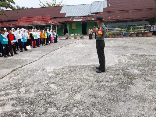 Babinsa Sertu Alinaspi dan Praka Alif Alfindo Latih PBB Kepada Siswa dan Siswi SMA