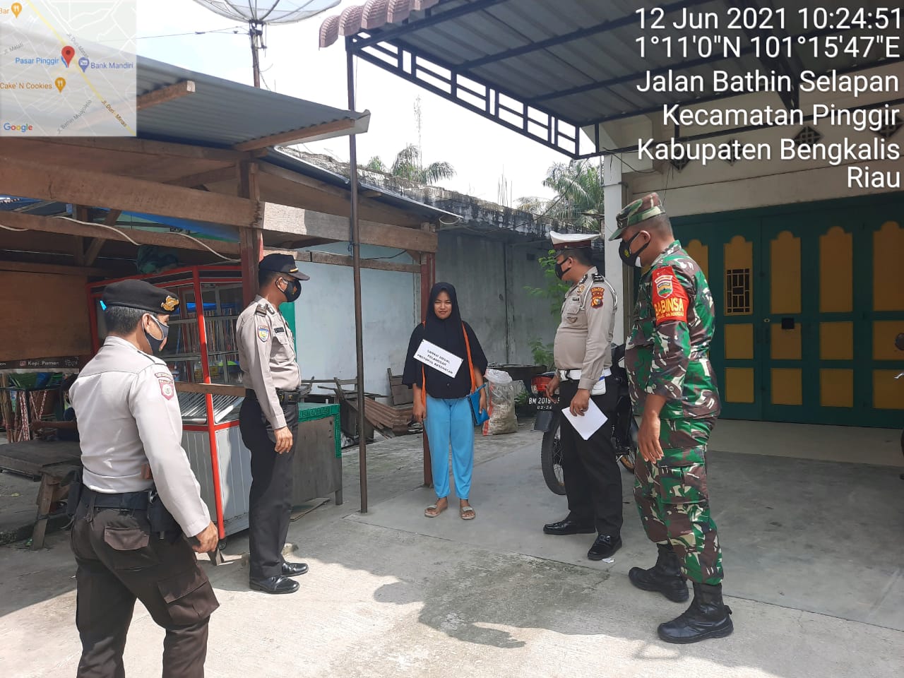 PPKM Gabungan, Babinsa Serda A. Junaidi Berpesan Agar Ikuti Protkes Covid 19