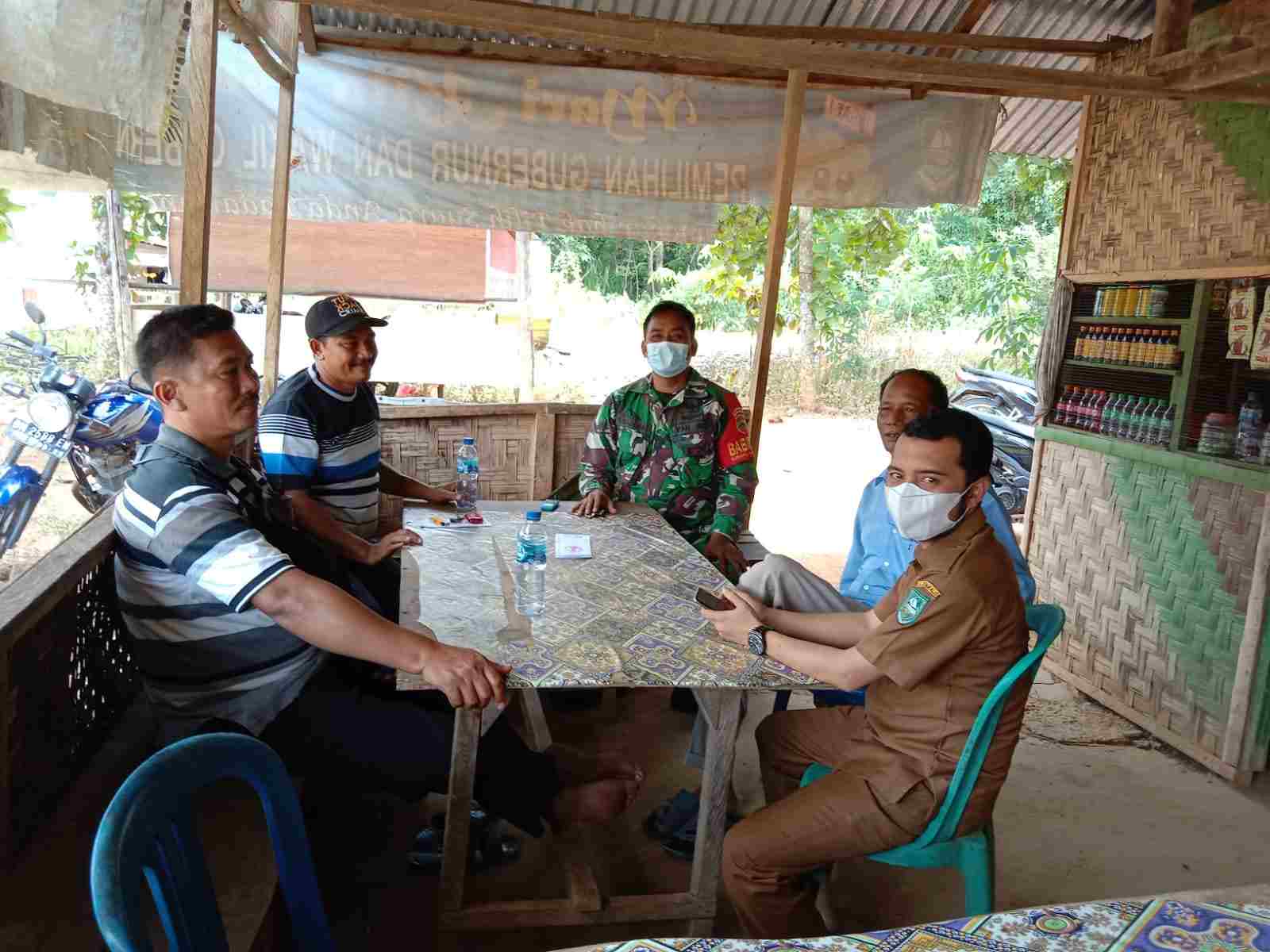 Babinsa Serda S. Sijabat Komsos Dampak Covid 19 di Desa Tasik Serai Barat