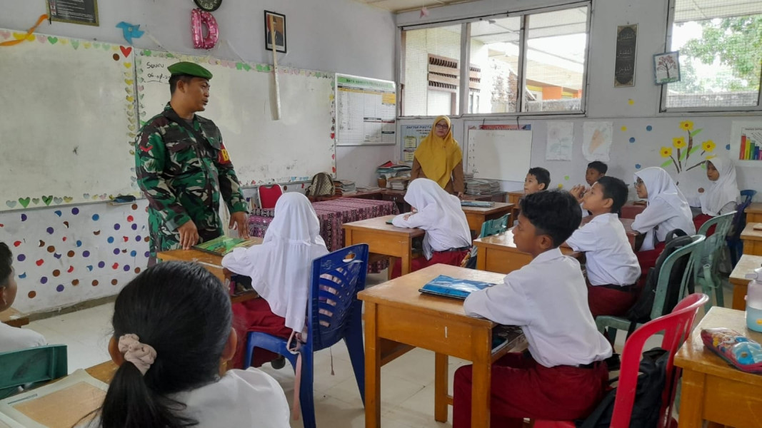 Kopda Bambang Berikan Penyuluhan Pancasila kepada Siswa SDN 23 Kampung Pancasila Mandau