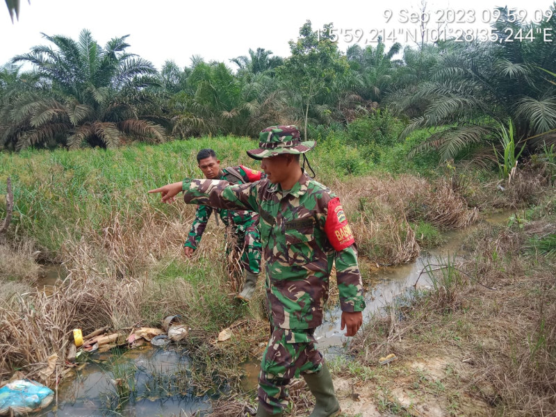 Terus Laksanakan Patroli, Babinsa Koramil 03/Mandau Serda M. Fikri dan Kopda Bambang di Talang Muandau