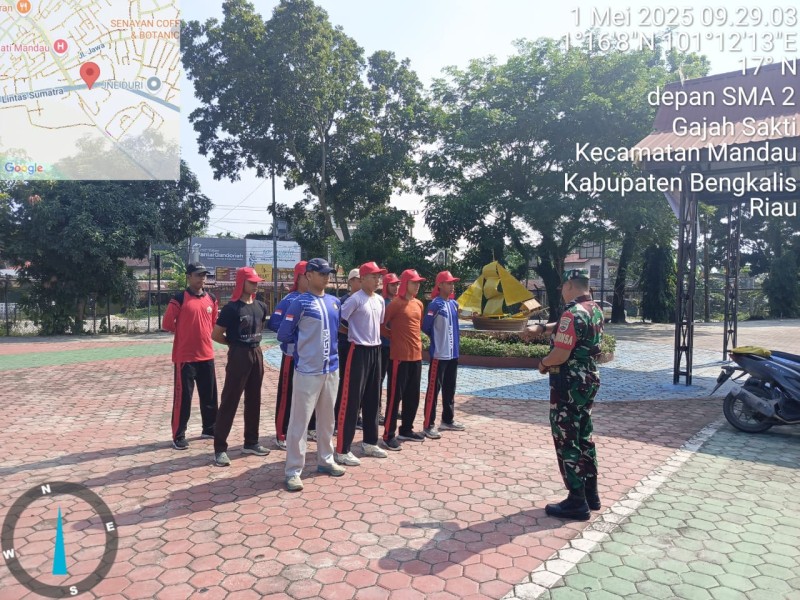 Babinsa Kopda Ade Kurniawan Berikan Penyuluhan Pancasila Kepada Siswa SMA 2 Mandau, Kampung Pancasila