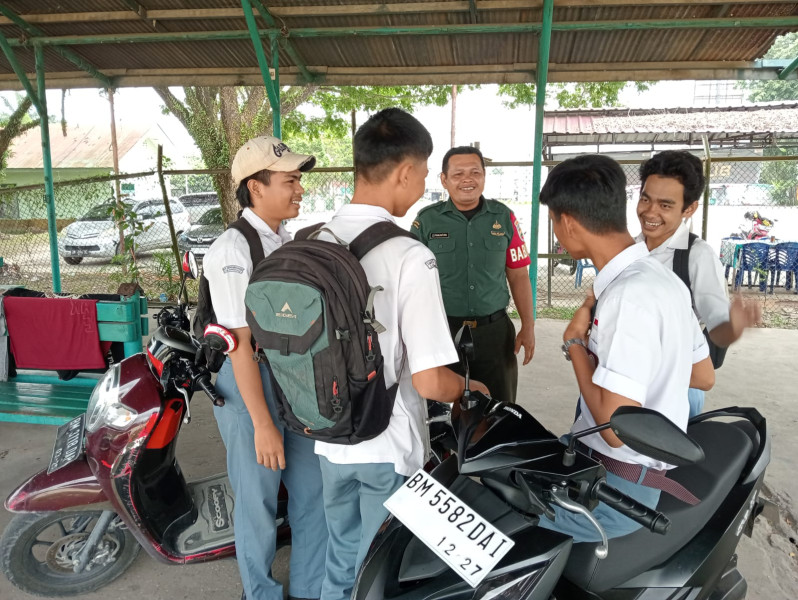 Babinsa Serda Z. Panjaitan Berikan Komsos Kepada Siswa SMA di kelurahan Batang Serosa, Bengkalis