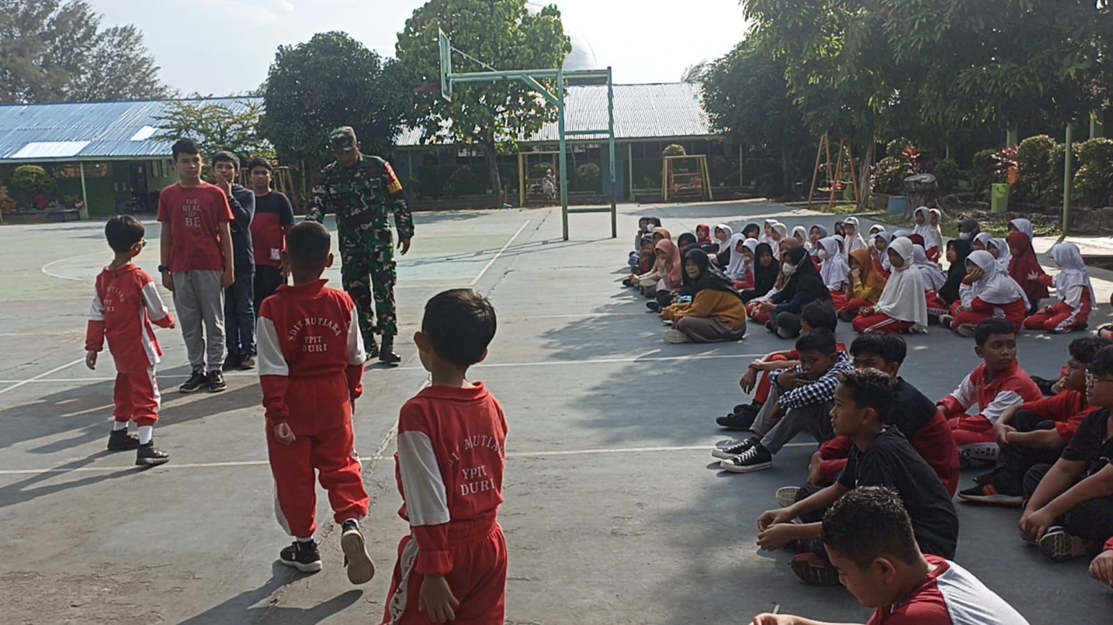 Babinsa Sertu Robbi dan Serda Junaidi Komsos Mengenai Butir Pancasila