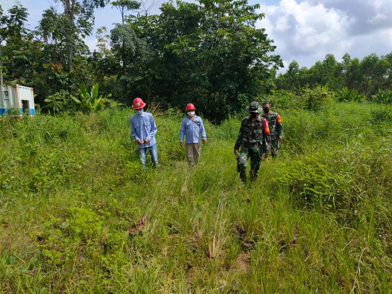 Serda M. Fikri dan Kopda Bambang Patroli Karhutla di Desa Melibur