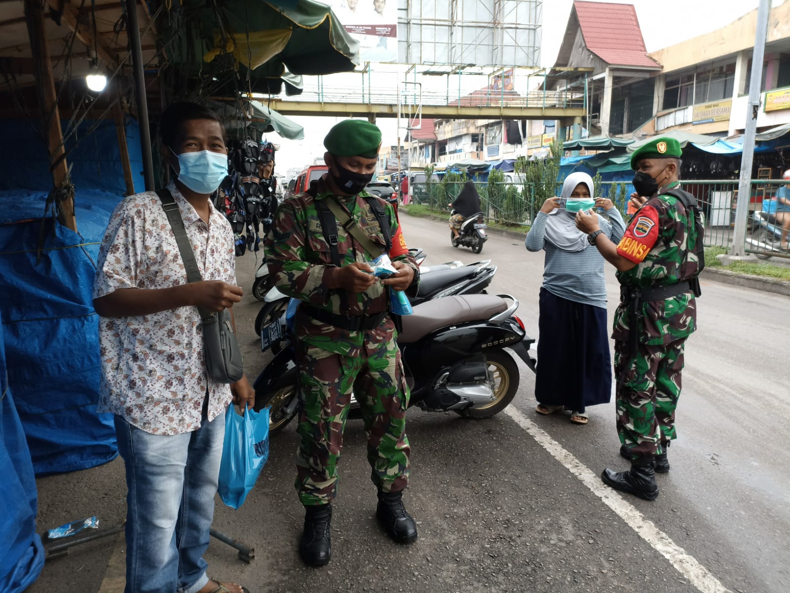 Peltu Jefri Dian, Sertu Roy Pardomuan dan Sertu Robbi Himbau Protkes di Kelurahan Duri Barat