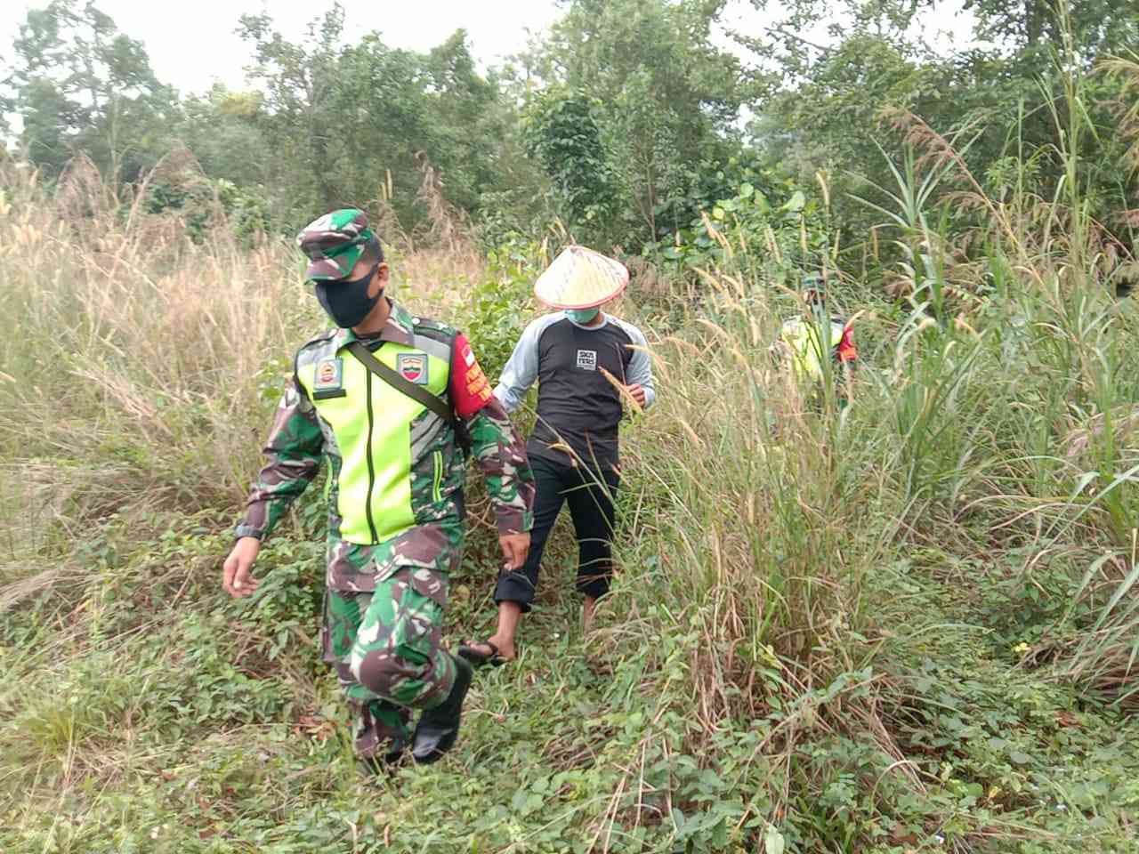 Serda S. Sijabat Anggota Koramil 04/Mandau Patroli Karhutla di Desa Tasik Serai