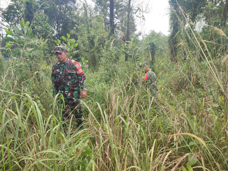 Terus Laksanakan Patroli, Babinsa Koramil 03/Mandau Serda M. Fikri dan Praka Alif Alfindo di Batang Seros