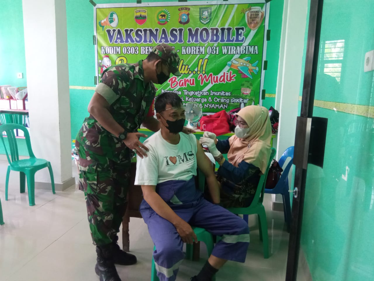 Babinsa Pelda Amiruddin Dampingi Vaksinasi Secara Mobile di Duri Kota