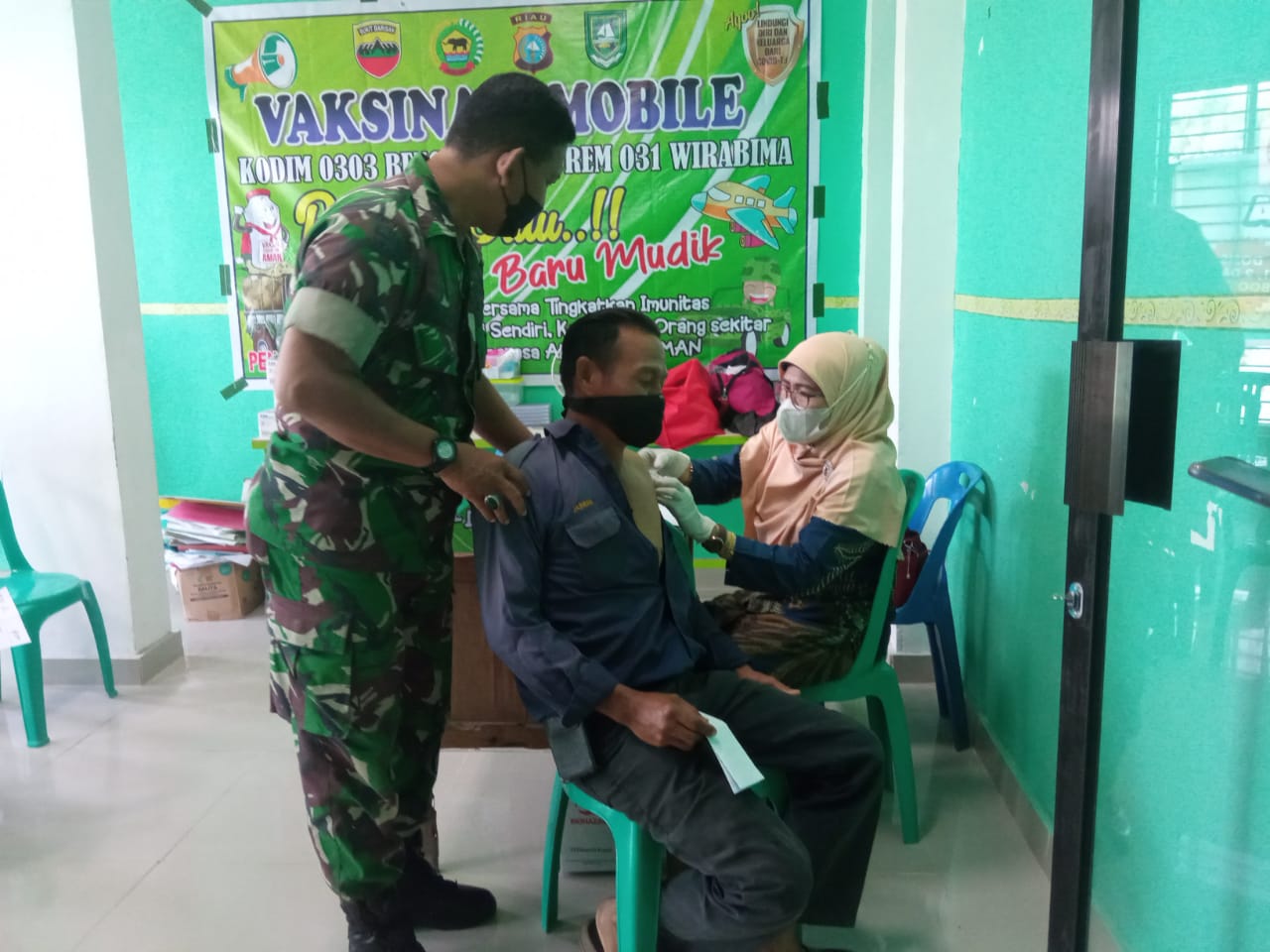 Pelda Amiruddin dan Serka Ristiyo Dampingi Vaksinasi Secara Mobile di Duri