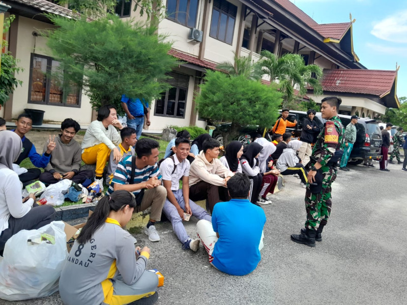 Babinsa Praka Amser Berikan Komsos Pancasila Kepada Siswa SMAN 2 Balik Alam