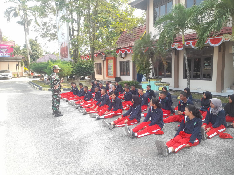 Babinsa Sertu SDG Barus Berikan Komsos Pancasila Kepada Siswa Paskibaraka di Kecamatan Mandau