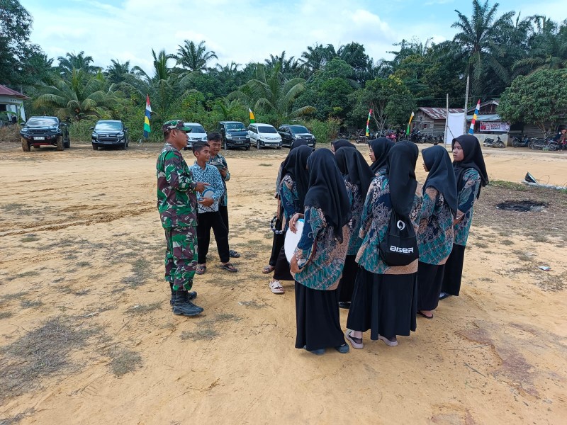 Babinsa Sertu Awaluddin Berikan Penyuluhan Pancasila Kepada Siswa dan siswa di Desa Simpang Padang