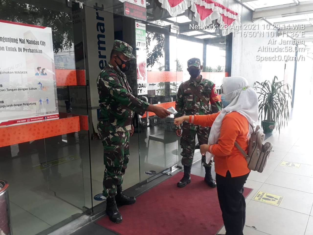 Himbau Pengunjung Mancy, Serma Armen Pesan Gunakan Masker