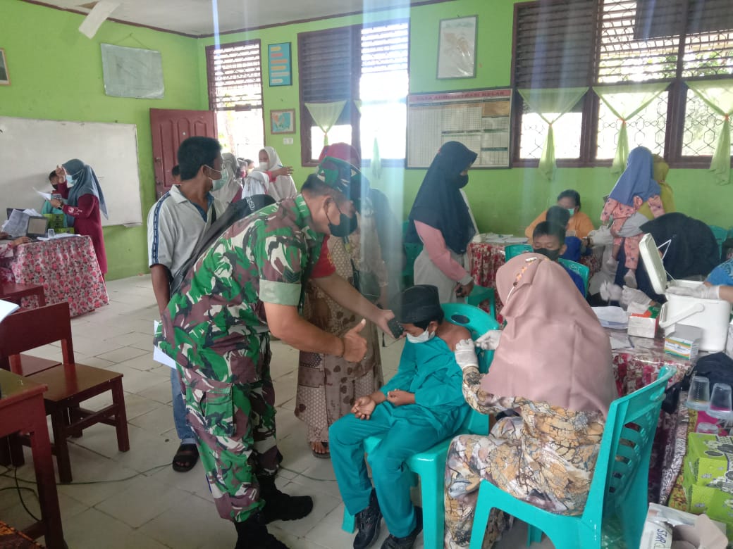 Babinsa Koramil 03/Mandau Sertu Handoko dan Serda Heriyadi Pendampingan Vaksin di SDN 23 Air Kulim