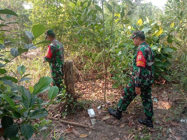 Terus Laksanakan Patroli, Babinsa Koramil 03/Mandau Serma Yulihar dan Sertu Junaidi di RT 10 RW 2 Pematang Pudu