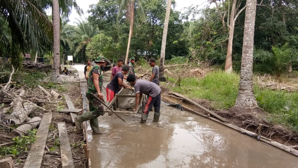 Semenisasi Jalan di Desa Tenggayun
