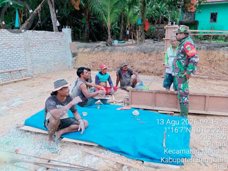 Babinsa Koptu Muchsin kHan Berikan Pemahaman Pancasila Kepada Warga Desa Buluh Manis