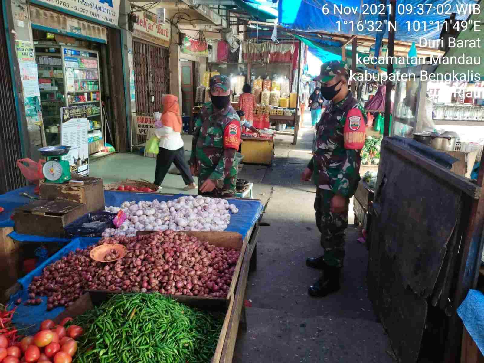 Gunakan Masker, itu Pesan Serda P. Sinaga dan Serda Joni di Pasar Dewi Sartika