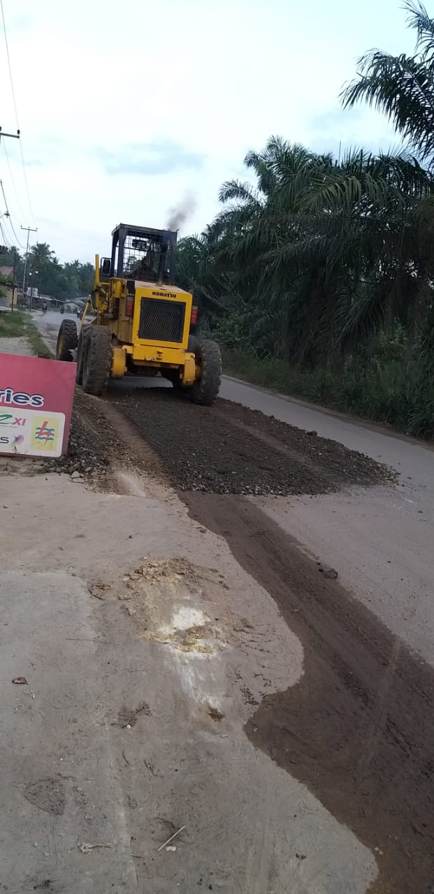 PT. HKI PekDum 5 Lakukan Perbaikan Jalan Sebanga Dan Jalan Lama Duri 13