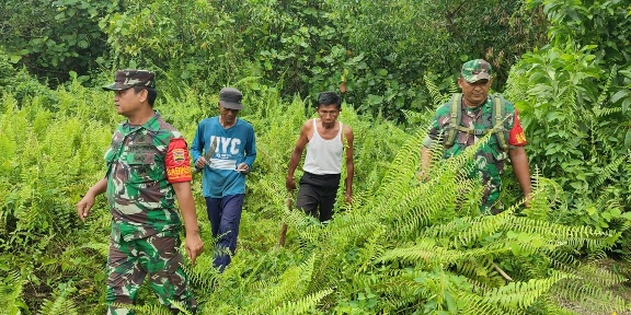 Patroli Rutin Cegah Karhutla, Babinsa Sertu Junaidi dan Serda Paino Berpatroli di Batang Serosa Mandau