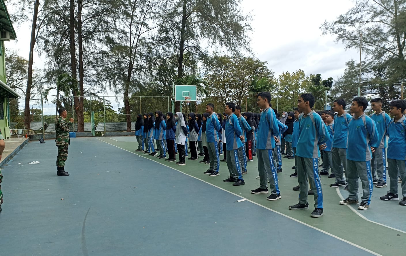 Babinsa Serma Yulihar dan Sertu Robbi Latih PBB Pelajar di Kampung Pancasila