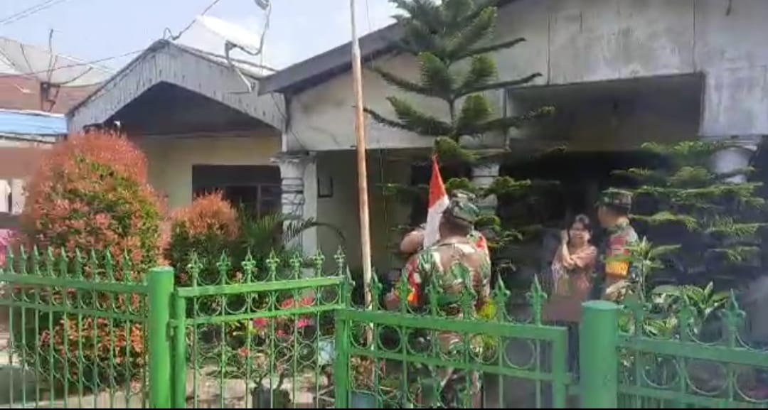 Jelang HUT RI ke 77, Babinsa Serma Agusliadi Patroli Pemasangan Bendera di Masyarakat