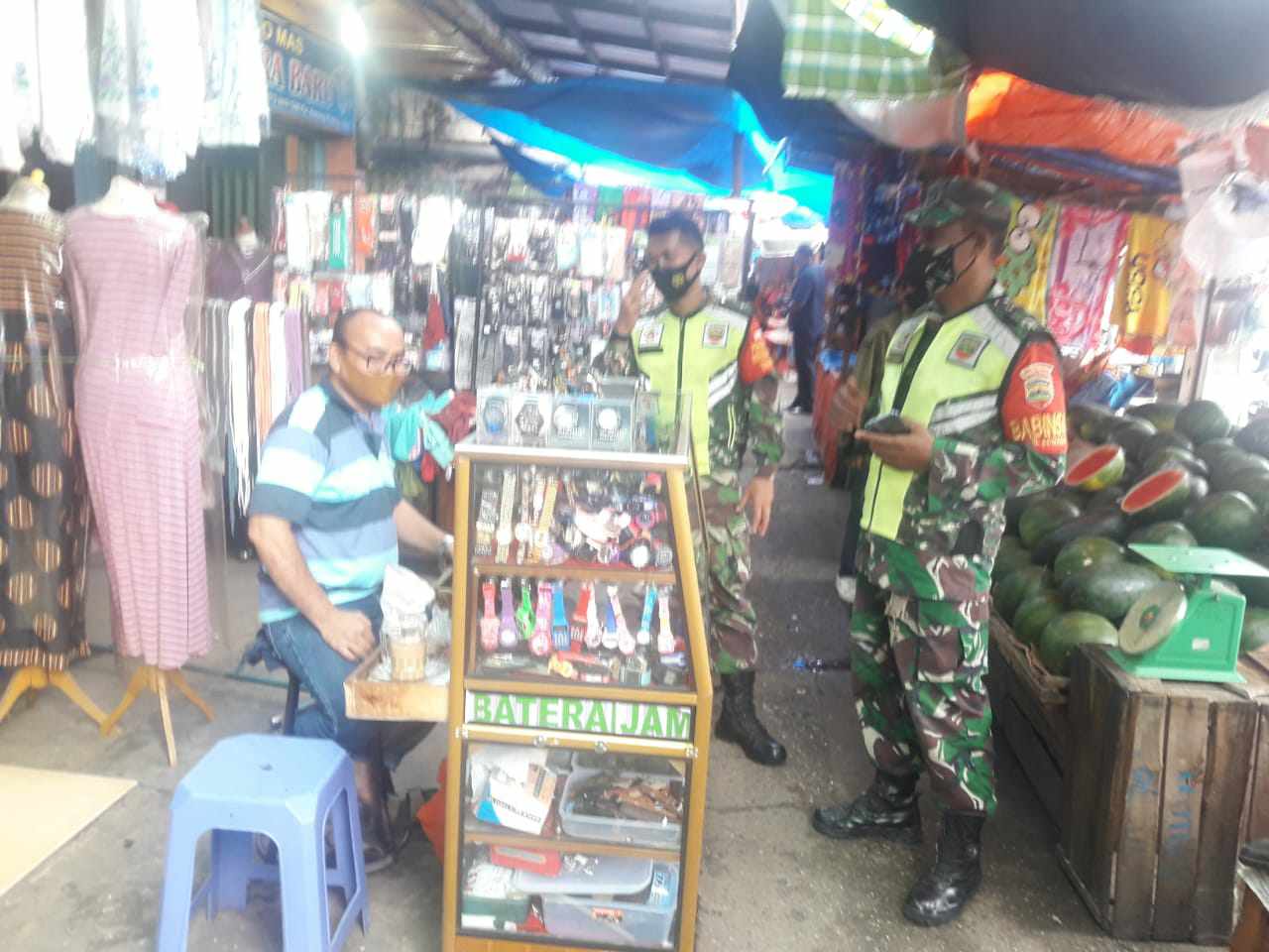 Serma Sutrisno Babinsa Koramil 04/Mandau Himbau Protkes di Pasar Tradisional Dewi Sartika